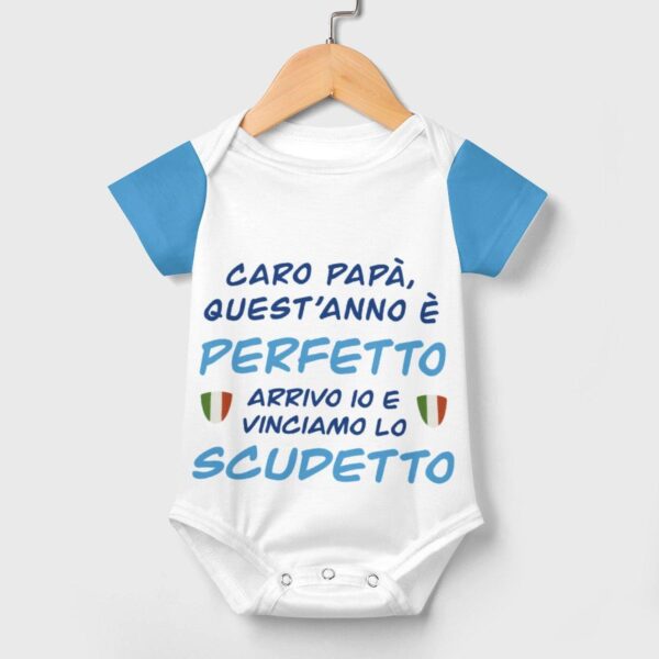 Baby Bodysuit - Caro Papà, Quest'Anno è Perfetto: Arrivo Io e Vinciamo lo Scudetto! Napoli - Image 3